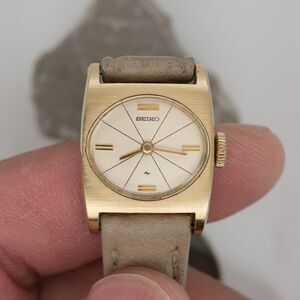 Vintage Seiko 11-0020R – 20mm – Running – NOS Cream Strap (Seiko Buckle)